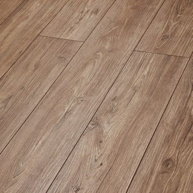 Un primer plano de un piso de madera en una habitación.