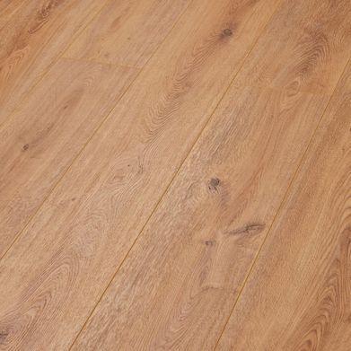 Un primer plano de un piso de madera con mucha veta.