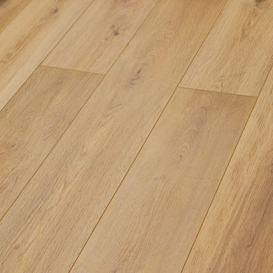 Un primer plano de un piso de madera en una habitación.