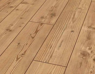 Un primer plano de un piso de madera en una habitación.