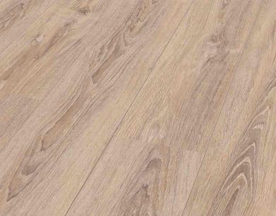 Un primer plano de un piso de madera de color marrón claro.