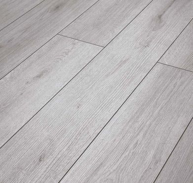 Un primer plano de un piso de madera blanco.