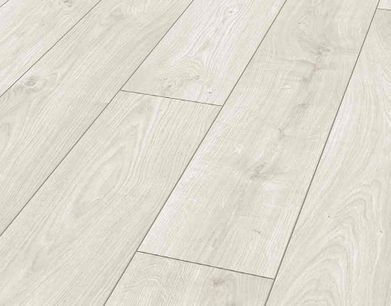 Un primer plano de un piso de madera blanco.