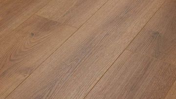 Un primer plano de un piso de madera en una habitación.