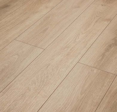 Un primer plano de un piso de madera en una habitación.