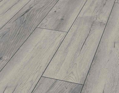 Un primer plano de un piso de madera gris.