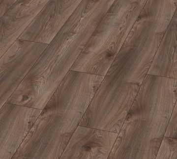 Un primer plano de un piso de madera con un patrón diagonal.