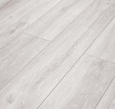 Un primer plano de un piso de madera blanco.