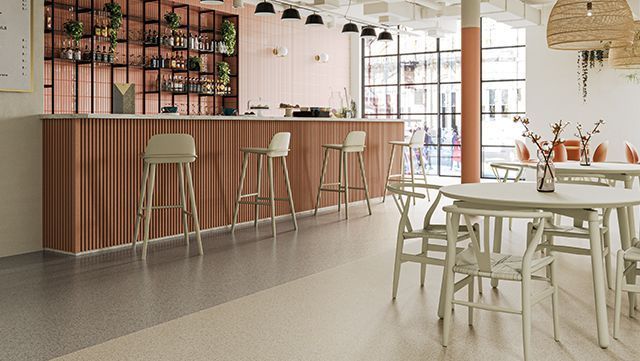 Un restaurante con mesas y sillas y un bar.