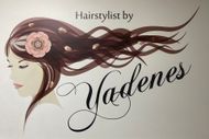 Logo von Hairstylist by Yadenes. Der Kopf einer Frau mit langen welligen Haaren.