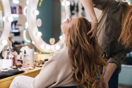 Über die Leistungen von Hairstylist by Yadenes. . Junge Frau mit langen lockigen Haaren beim Friseur