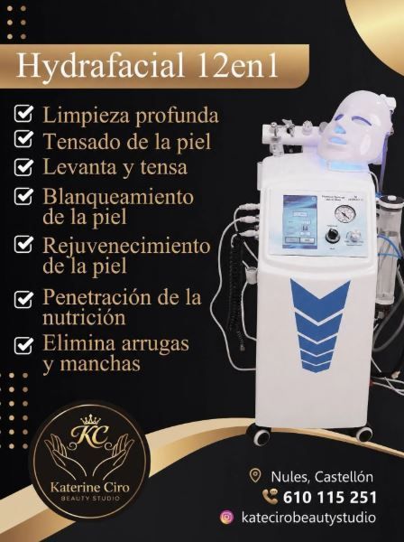 Promoción de Hydrafacial 12 en 1 con máquina de tratamiento, marca del salón y lista de beneficios sobre fondo dorado oscuro.