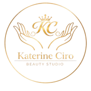 Logotipo dorado del estudio de belleza “KC” con manos, corona y el nombre Katerine Ciro en un borde circular.