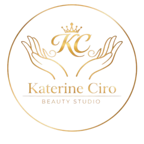 Logotipo dorado del estudio de belleza “KC” con manos, corona y el nombre Katerine Ciro en un borde circular.
