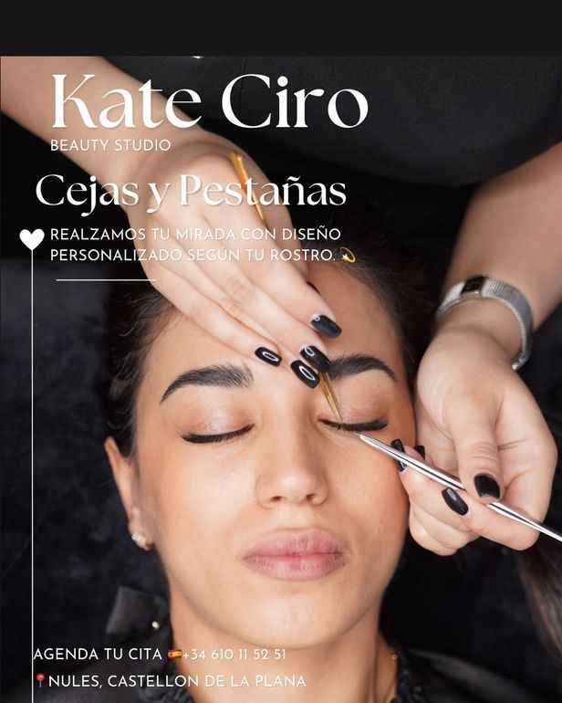 Anuncio de belleza de Kate Ciro que muestra la laminación de cejas en una mujer con los ojos cerrados durante el tratamiento.