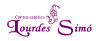 Logotipo de "Centro estética Lourdes Simó", con elegante texto negro y un adorno floral sobre un fondo gris.