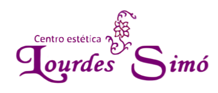 Logotipo de "Centro estética Lourdes Simó", con elegante texto negro y un adorno floral sobre un fondo gris.