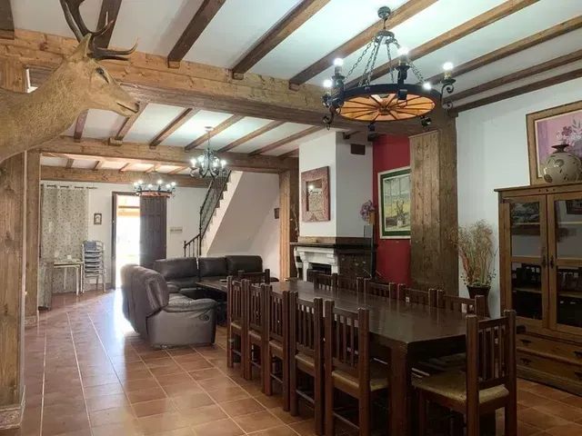 Logotipo con número de teléfono y correo electrónico para inmobiliaria. Se muestran fotos de los edificios.