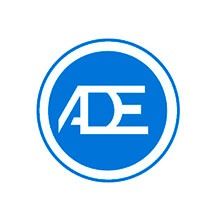 El logotipo de ADE es un círculo azul con las letras ADE dentro.