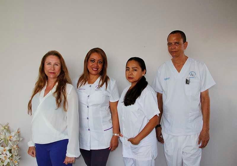 Un grupo de personas con uniformes blancos posan para una fotografía.