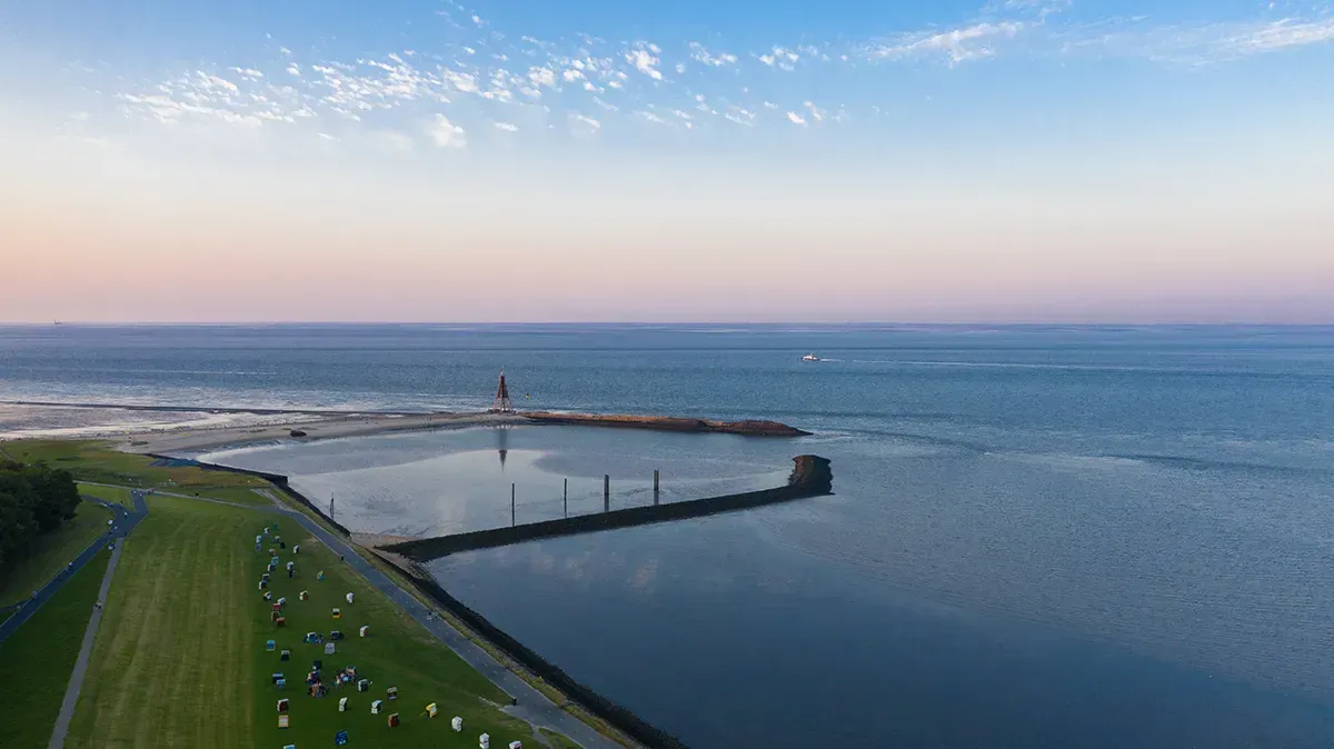 Eine Luftaufnahme eines Piers in der Mitte eines Gewässers.