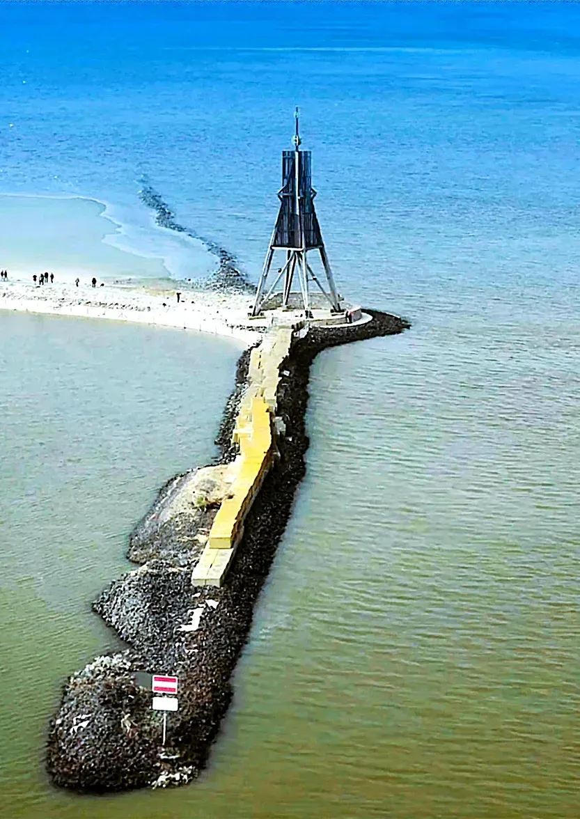 Eine Luftaufnahme eines Piers mitten im Ozean.