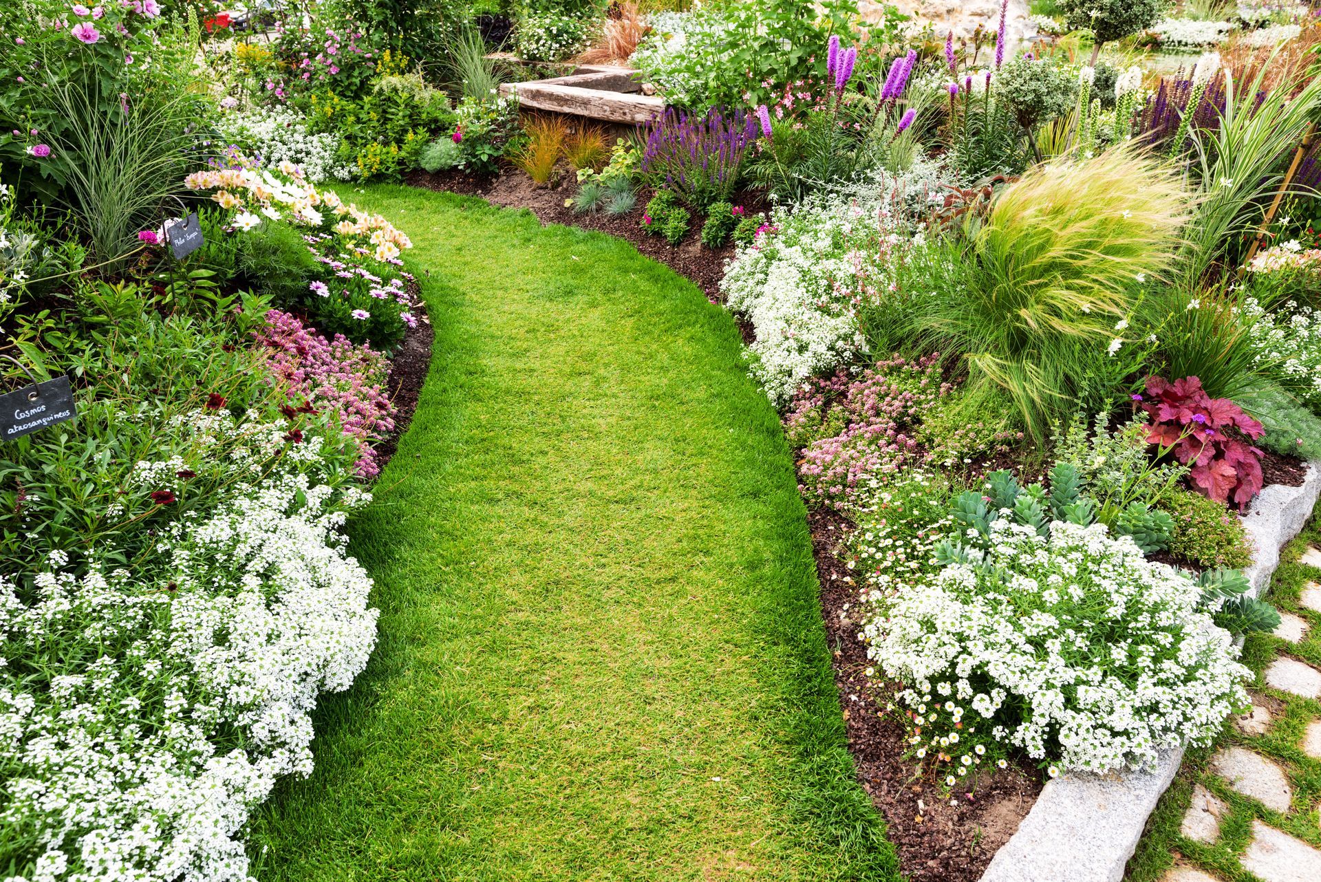 Massifs de fleurs avec allée en gazon