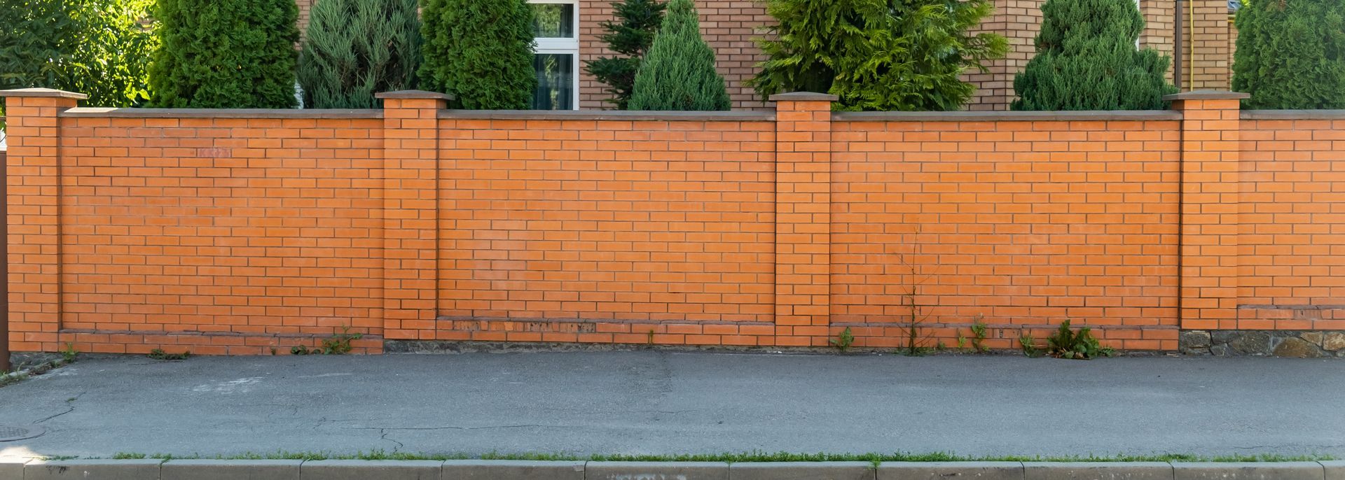 Mur en briques orange