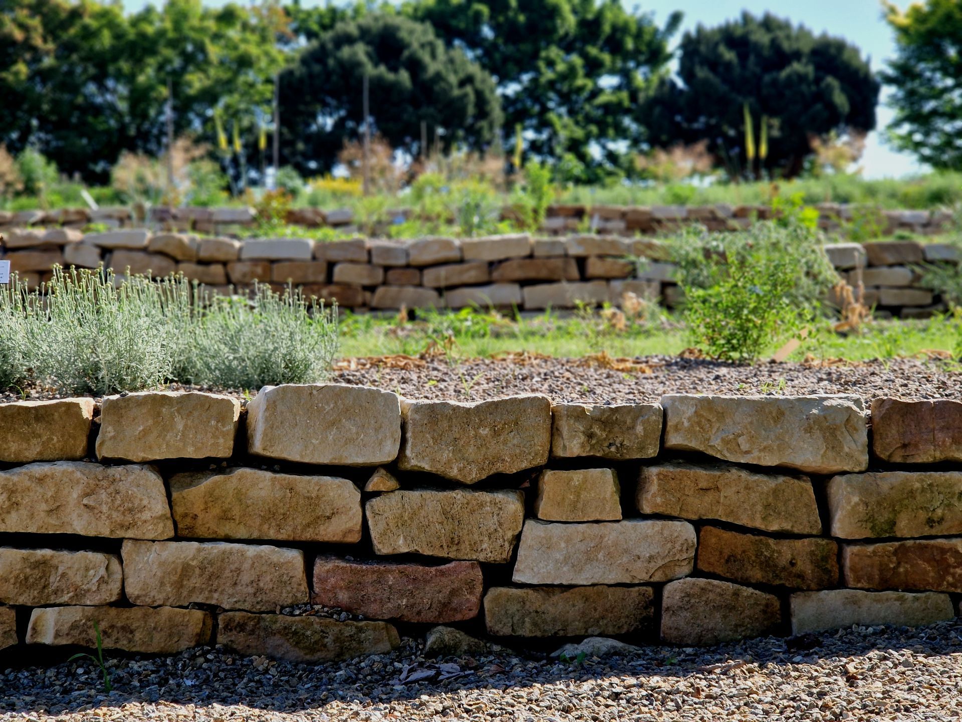 Vue sur trois murs de soutènement