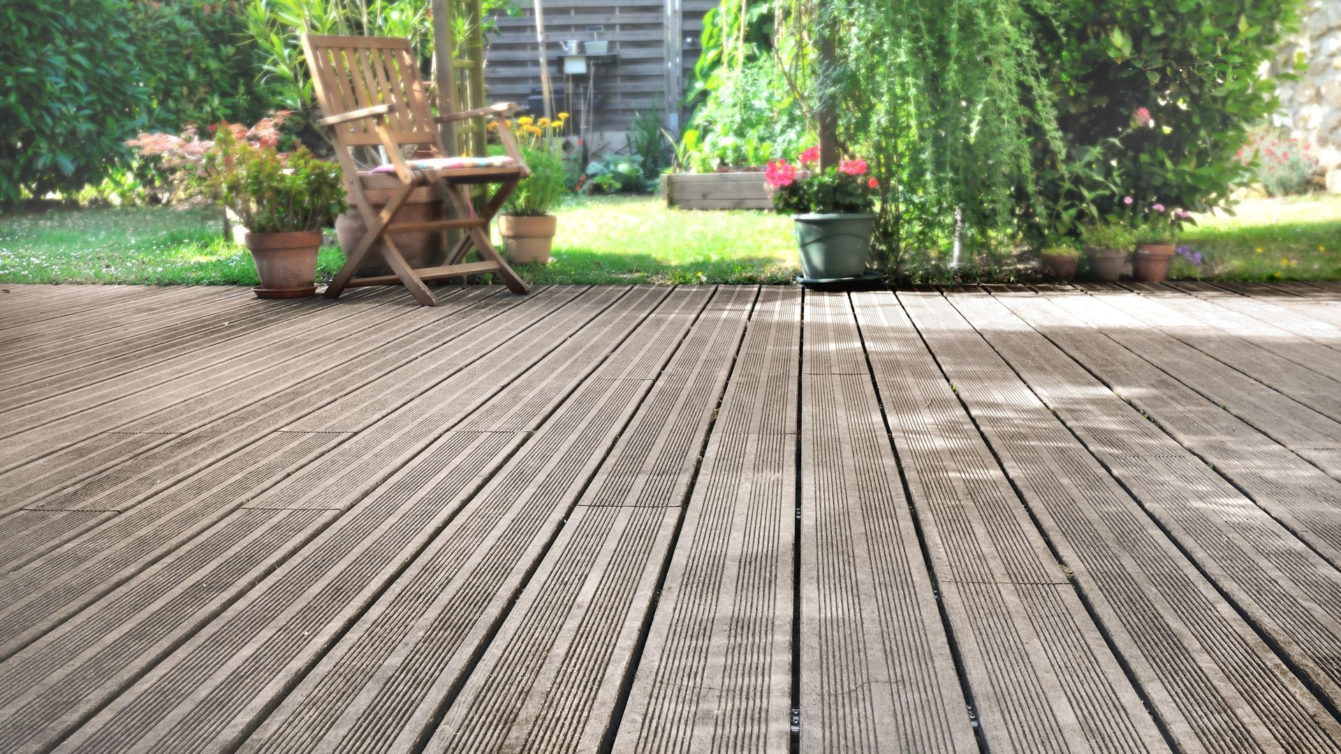 Terrasse avec chaise en bois