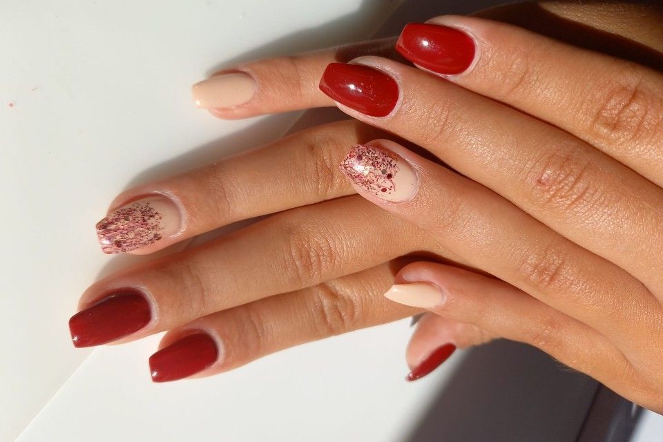 Kosmetikstudio Creativo Hände mit lackierten Fingernägeln