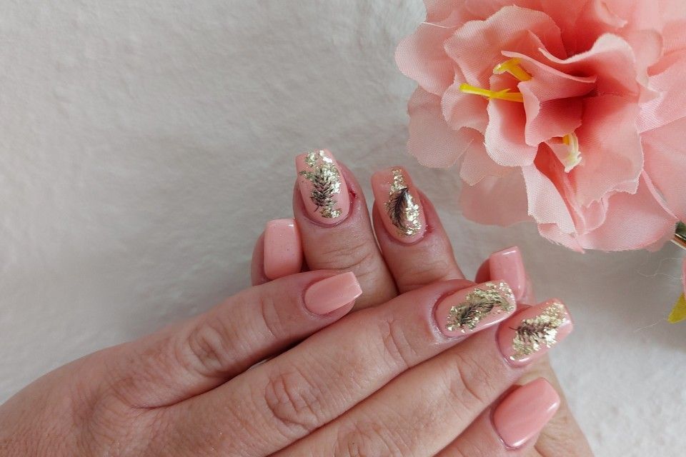 Kosmetikstudio Creativo Hände mit lackierten Fingernägeln