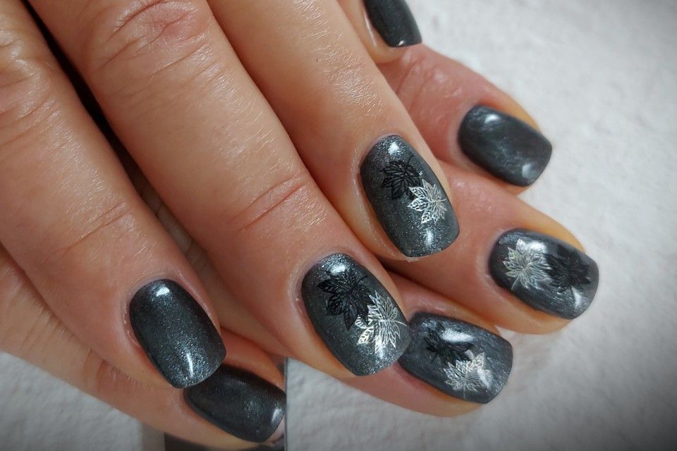 Kosmetikstudio Creativo Hände mit lackierten Fingernägeln