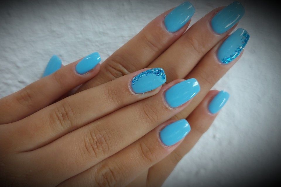 Kosmetikstudio Creativo Hände mit lackierten Fingernägeln