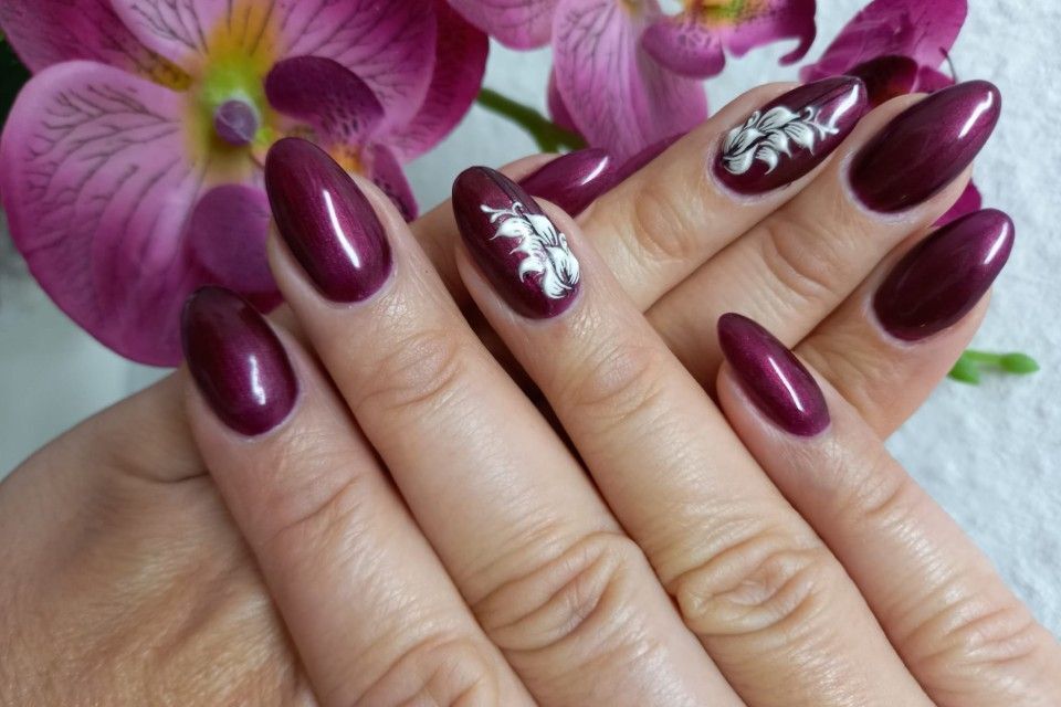 Kosmetikstudio Creativo Hände mit lackierten Fingernägeln