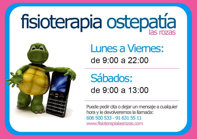 Una tortuga verde que sostiene un teléfono móvil anuncia servicios de fisioterapia y osteopatía en Las Rozas.