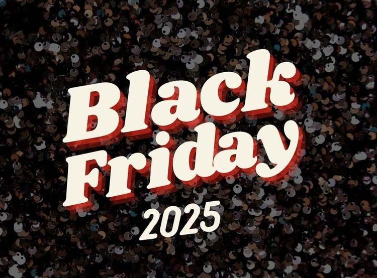 Una tortuga verde que sostiene un teléfono móvil anuncia servicios de fisioterapia y osteopatía en Las Rozas.