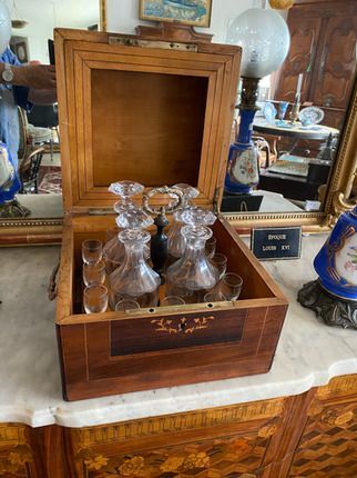 Coffret en bois ouvert contenant des verres à vin