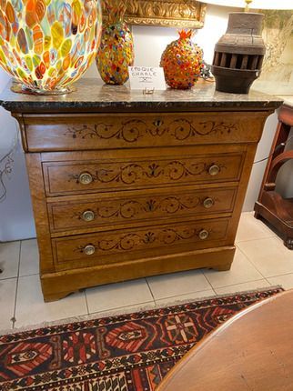 Commode en bois ancienne avec un plateau en marbre