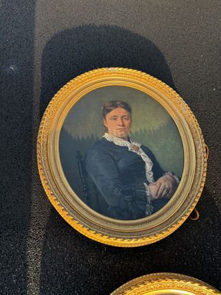 Peinture représentant le portrait d'une femme dans un cadre doré