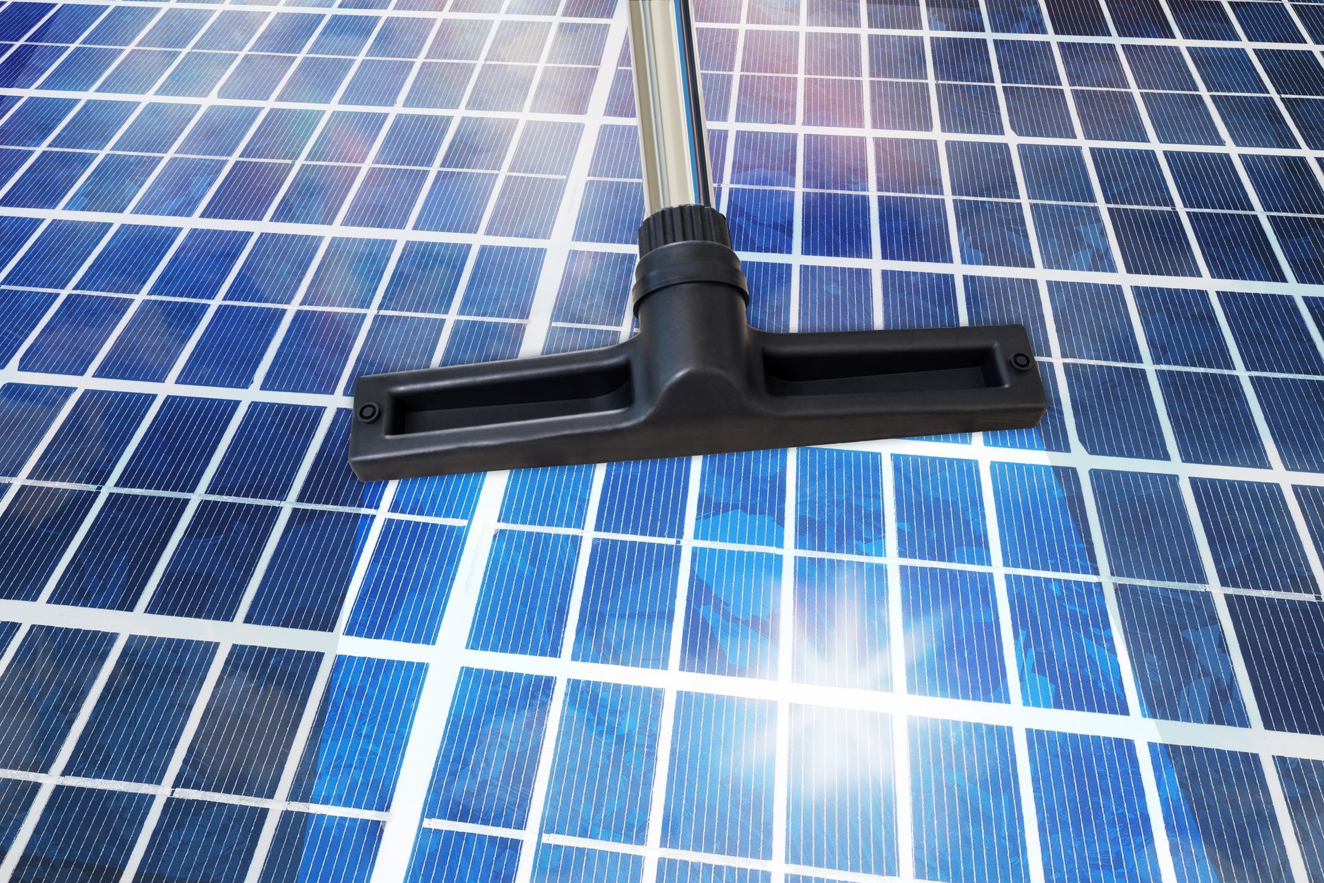 Nettoyage de panneaux solaires bleus