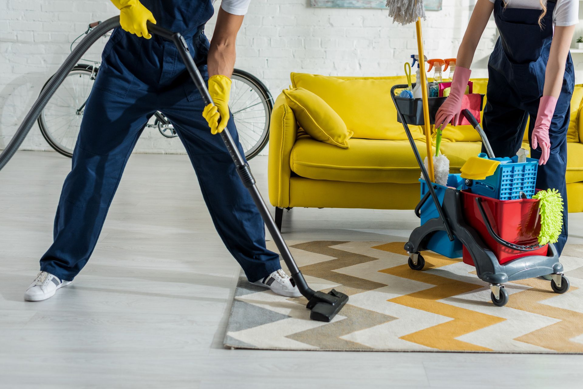 Un professionnel du ménage passe l'aspirateur