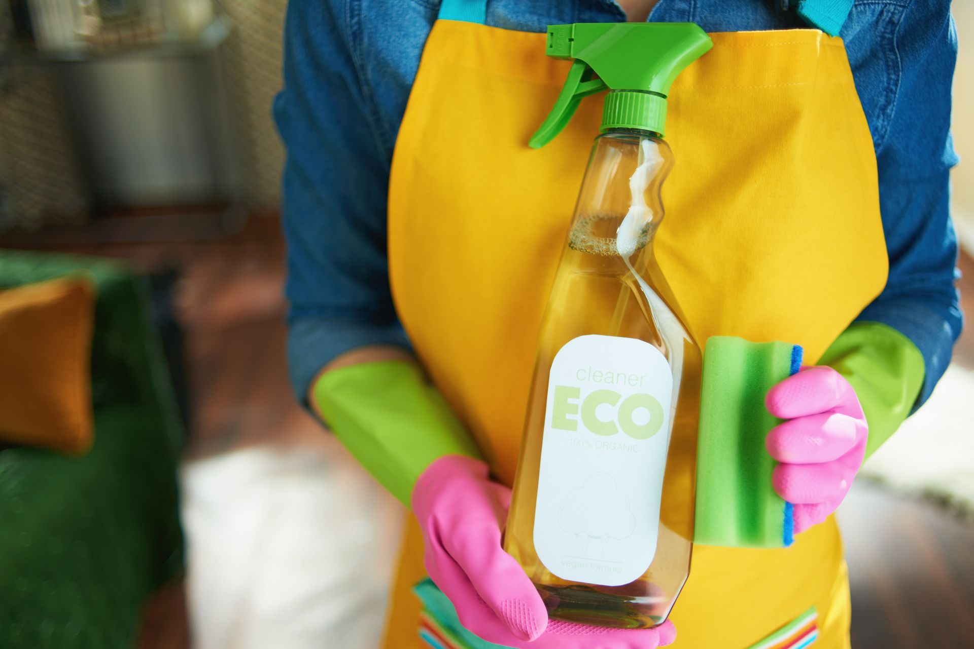 Un professionnel du ménage avec des produits écologiques