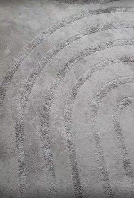 Tapis ou moquette de salon avec taches rouges après détachage