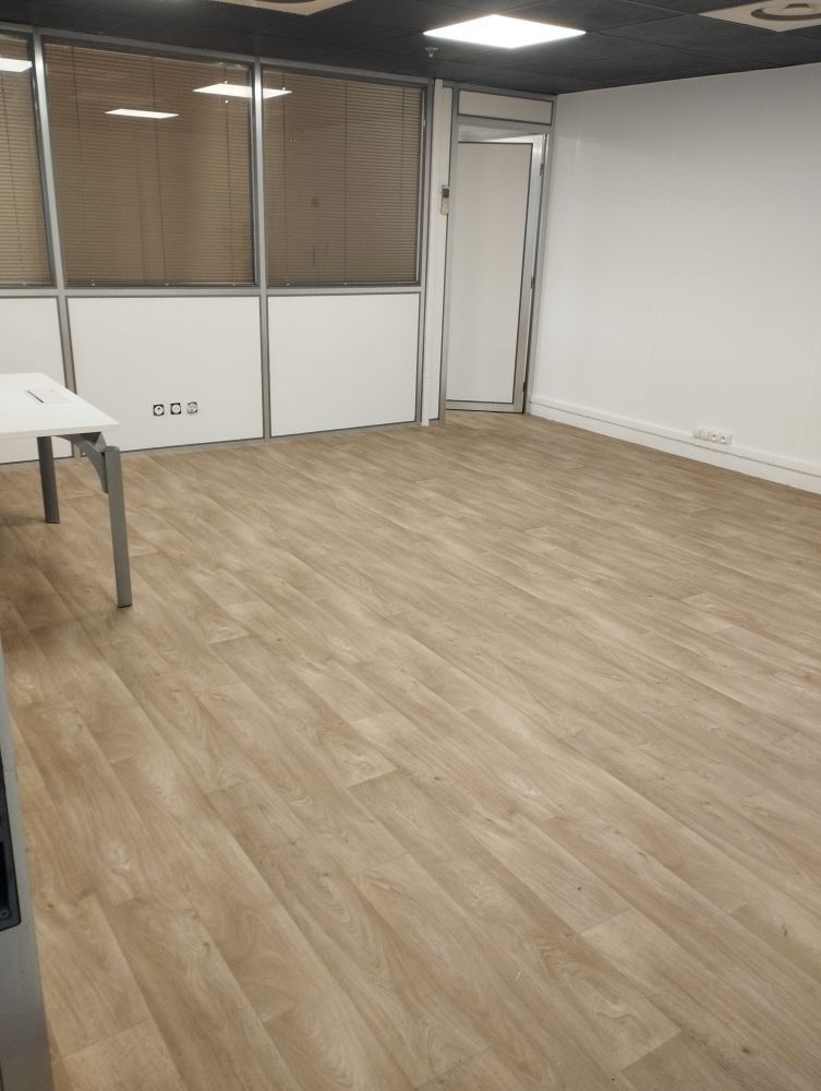 Sol stratifié et bureau