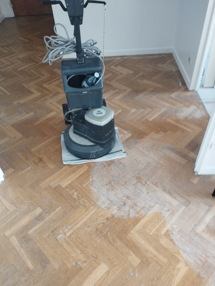 Monobrosse sur parquet en bois à motifs chevrons