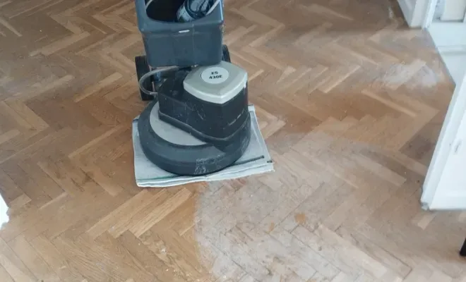 Monobrosse sur parquet à chevrons à nettoyer