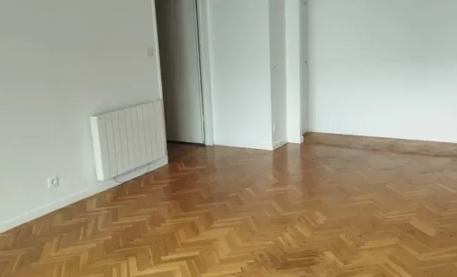 Parquet en bois à motifs chevrons brillant nettoyé