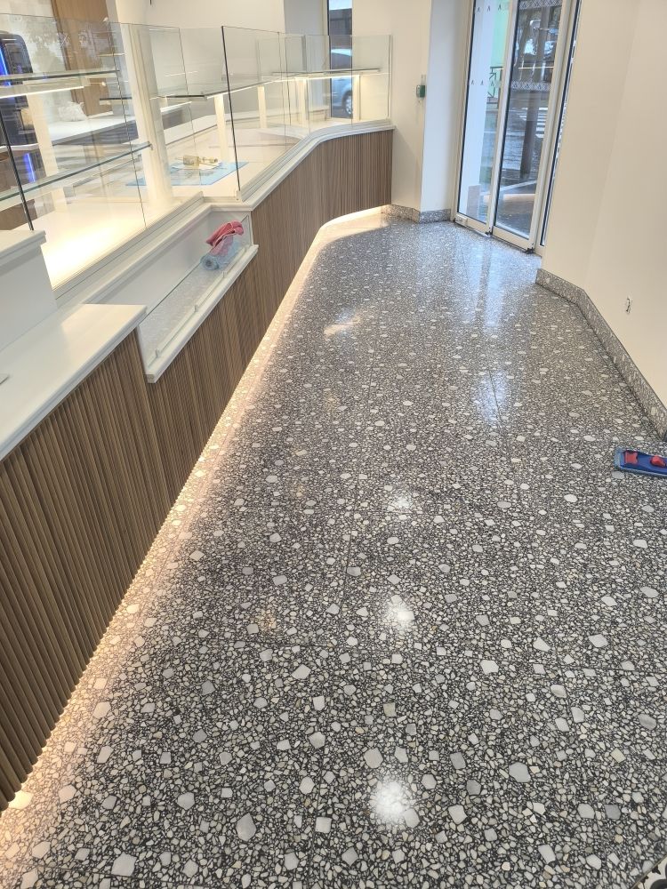 Couloir avec sol brillant