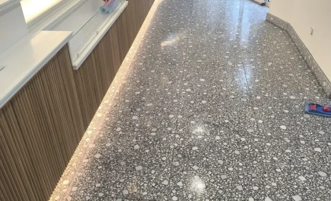 Couloir avec sol brillant après nettoyage humide